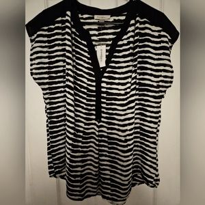 ROZ & ALI - DressBarn, Black and White V- Neck, Short Sleeve blouse - Size XL.